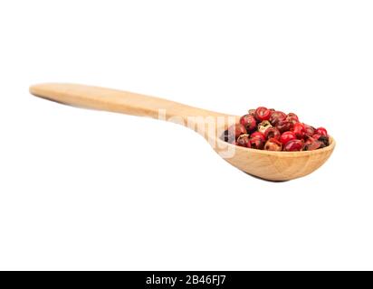 Piccolo cucchiaio con peperoncino rosso piselli isolati su sfondo bianco Foto Stock