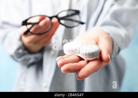 Donna tenere occhiali e custodia per lenti a contatto, primo piano Foto Stock