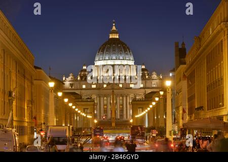 Petersdom, in Via della Conciliazione, Vatikanstadt Foto Stock