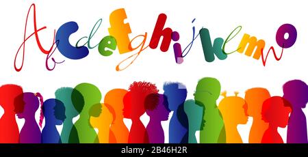 Infanzia. Colorful kindergarten.Multi-etnico children.Group diversi bambini profilo arcobaleno colori silhouette isolata. Comunità di multirazziale Foto Stock