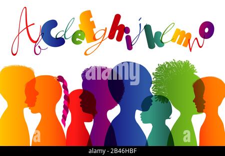 Asilo colorato. Infanzia. Bambini multietnici. Gruppo diversi bambini profilo arcobaleno colori silhouette isolata. Comunità di multirazziale Foto Stock