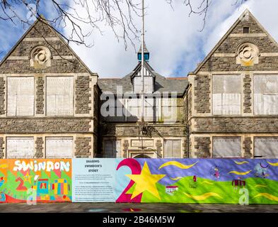 Derelict Mechanics Institute edificio nel Railway Village, Swindon, Wiltshire, Inghilterra, Regno Unito, risalente al 1855 Foto Stock