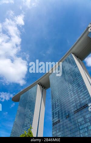 Singapore, SINGAPORE - 14 FEBBRAIO 2020: Marina Bay Sands di notte il più grande hotel in Asia. Ha aperto il 27 aprile 2010. Foto Stock