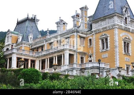 Massandra, Ucraina - 20.07.2011: Il Palazzo Massandra è una villa Chateauesque dell'imperatore Alessandro III di Russia a Massandra, sulla costa meridionale di C. Foto Stock