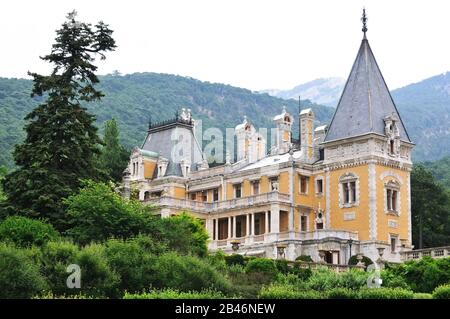 Il Palazzo Massandra è una villa Chateauesque dell'imperatore Alessandro III di Russia a Massandra, sulla costa meridionale della Crimea Foto Stock