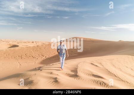 Dubai dessert dune di sabbia, coppia su safari deserto di Dubai, Emirati Arabi Uniti, uomini in vacanza negli Emirati Arabi Uniti Foto Stock