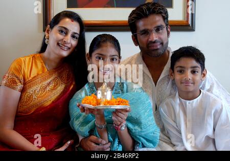 Indiano bollywood film attore Sunil shetty con famiglia NON MR Foto Stock