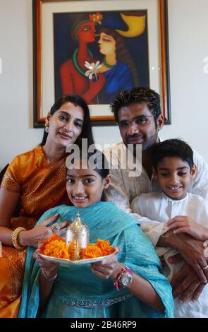 Indiano bollywood film attore Sunil shetty con famiglia NON MR Foto Stock