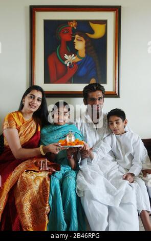 Indiano bollywood film attore Sunil shetty con famiglia NON MR Foto Stock