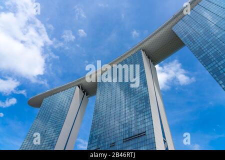 Singapore, SINGAPORE - 14 FEBBRAIO 2020: Marina Bay Sands di notte il più grande hotel in Asia. Ha aperto il 27 aprile 2010. Foto Stock