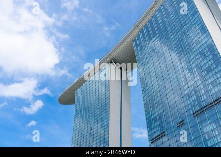 Singapore, SINGAPORE - 14 FEBBRAIO 2020: Marina Bay Sands di notte il più grande hotel in Asia. Ha aperto il 27 aprile 2010. Foto Stock