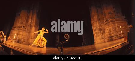 Ballerina classica indiana che danzava all'apollo bandar colaba mumbai india Foto Stock