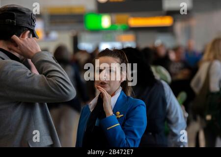 Ground Stewardess Aiuta I Passeggeri All'Aeroporto Di Schiphol Nei Paesi Bassi 2019 Foto Stock