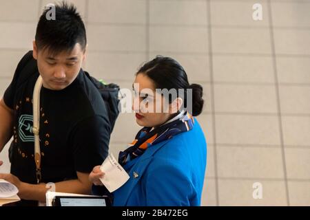 Ground Stewardess Aiuta I Passeggeri All'Aeroporto Di Schiphol Nei Paesi Bassi 2019 Foto Stock