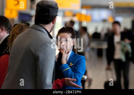 Ground Stewardess Aiuta I Passeggeri All'Aeroporto Di Schiphol Nei Paesi Bassi 2019 Foto Stock