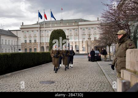 Varsavia, Polonia - 20 febbraio 2020: Una guardia d'onore al monumento del principe Jozef Poniatowski di fronte al cortile del Palazzo, il r ufficiale Foto Stock