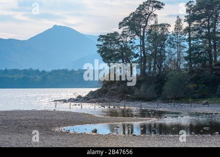 Friars Crag con le campane e le campane di Maiden Moor sullo sfondo visto da Strandshag Bay, Keswick, Lake District National Park, Cumbria, Regno Unito. Foto Stock