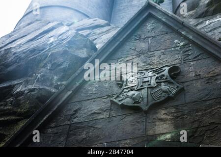 Hogwarts School of Witchcraft and Wizardry coat of Arms, Universal Studios Orlando (The Wizarding World of Harry Potter), Florida. Bellissimo angolo basso Foto Stock