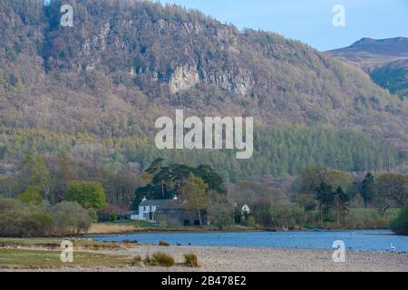 Suggestive campane sulla costa nord orientale di Derwentwater visto da Strandshag Bay, Keswick, Lake District National Park, Cumbria, Regno Unito. Foto Stock