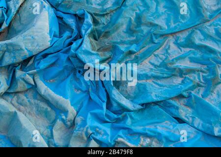 Colpo di closeup di una struttura di pellicola di plastica blu rugosa Foto Stock