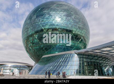 Costruito per l'Expo 2017 Astana, il padiglione Nur Alemi è uno dei principali punti di riferimento della città. Qui in particolare la sua forma rotonda Foto Stock