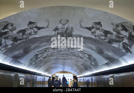 6 marzo 2020, Makati City, National Capital Region, Philippines: Questo mese femminile un murale con fotografie di donne all'inizio di 1900s è stato messo sul soffitto di un tunnel sotterraneo pedonale appena sotto Ayala Avenue angolo H.V. Dela Costa strada. (Immagine Di Credito: © George Buid/Zuma Wire) Foto Stock