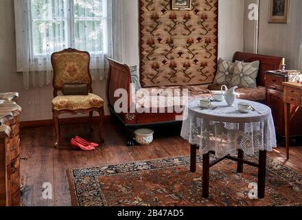 Europa, Polonia, Voivodato di Lublino, provincia di Lublino, città di Janowiec , il parco del castello su una ripida collina di Vistulan a Janowiec , Bedroomin una vecchia casa di legno Foto Stock