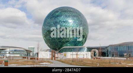 Costruito per l'Expo 2017 Astana, il padiglione Nur Alemi è uno dei principali punti di riferimento della città. Qui in particolare la sua forma rotonda Foto Stock