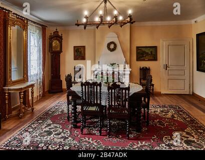 Europa, Polonia, Voivodato di Lublino, provincia di Lublino, città di Janowiec , il parco del castello su una ripida collina di Vistulan a Janowiec , sala da pranzo in una vecchia casa di legno Foto Stock