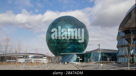 Costruito per l'Expo 2017 Astana, il padiglione Nur Alemi è uno dei principali punti di riferimento della città. Qui in particolare la sua forma rotonda Foto Stock