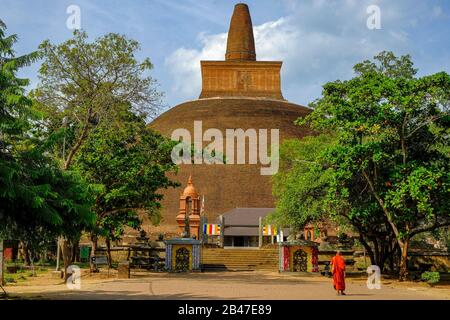 Anuradhapura, Sri Lanka - febbraio 2020: Un monaco che visita lo stupa buddista Abhayagiri Dagoba il 6 febbraio 2020 ad Anuradhapura, Sri Lanka. Foto Stock