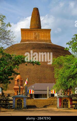 Anuradhapura, Sri Lanka - Febbraio 2020: Lo Stupa Buddista Abhayagiri Dagoba Il 6 Febbraio 2020 Ad Anuradhapura, Sri Lanka. Foto Stock