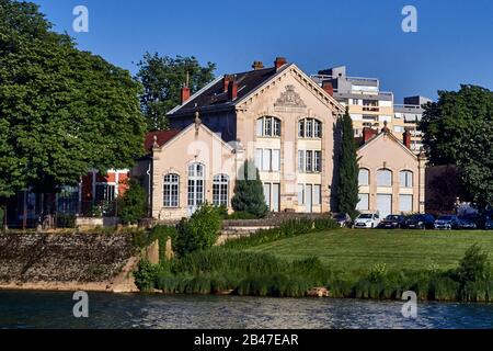 Europa, Francia, Chalon-sur-Saône città, Bourgogne-Franche-Comté, dipartimento, Vista dal fiume -Saône il vecchio edificio di pompa di raccolta a Saint-Laurent Island Foto Stock