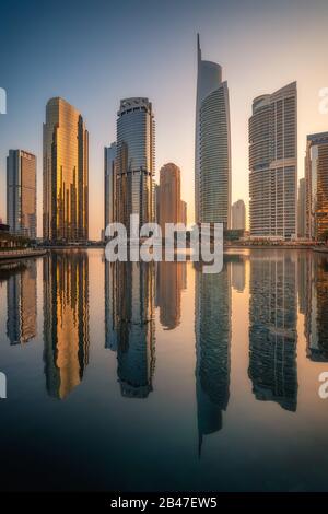 Architettura sorprendente edifici paralleli. Cielo notturno nuvoloso. Ispirazione di viaggio di lusso. Dubai Jumeirah Lake Towers. Foto Stock