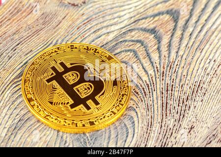 Bitcoins d'oro su sfondo di legno. Foto creativa. Foto Stock