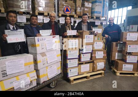 Pechino, Cina. 28th Feb, 2020. La foto scattata il 28 febbraio 2020 mostra le forniture mediche donate dalla comunità cinese locale al centro di emergenza in Piemonte. Credito: Wang Hongxia/Xinhua/Alamy Live News Foto Stock