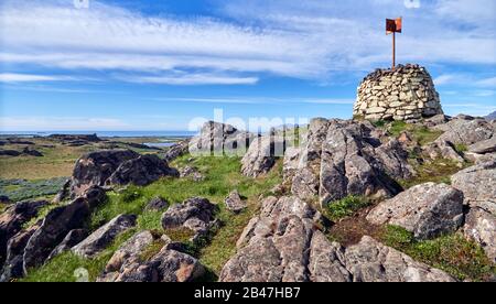 Europa, Islanda, fiordo di Berufjordur, paesaggio vulcanico vicino alla città di pesca di Djupivogur, vecchia torre Foto Stock