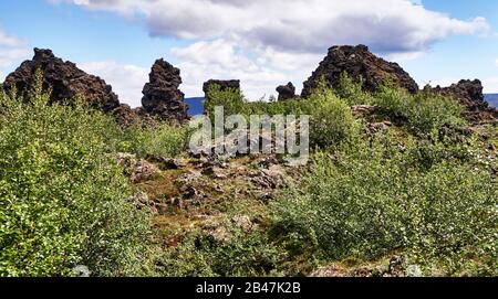 Europa,Islanda , Dimmuborgir è una formazione vulcanica, regione del Lago Mývatn. Il suo nome, che significa "castelli di squalo", è dovuto alle formazioni laviche sotto forma di colonne Foto Stock