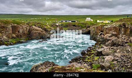 Il fiume Skjalfandafljot è uno dei più spettacolari d'Islanda, vicino a Godafoss (Goðafoss), cascate, nel quartiere Bárðardalur dell'Islanda nord-centrale Foto Stock