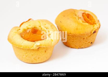 Muffin succosi su sfondo bianco Foto Stock
