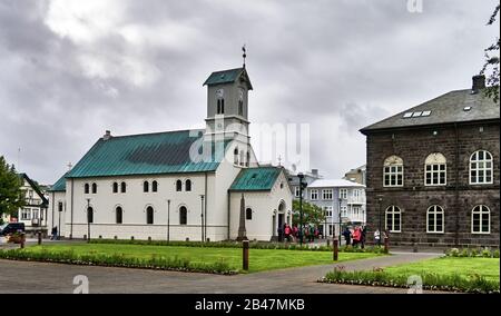 Europa, Islanda, Reykjavik, cattedrale bianca 18th centuryl, , piazza Austurvoller, l'Alping (Parlamento), cattedrale bianca, statua di Jon Sigurosson Foto Stock