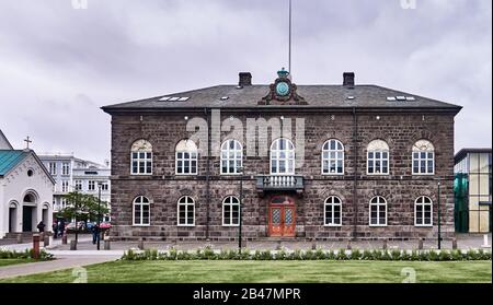 Europa, Islanda, Reykjavik, cattedrale bianca 18th centuryl, , piazza Austurvoller, l'Alping (Parlamento), cattedrale bianca, statua di Jon Sigurosson Foto Stock