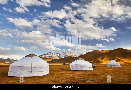 Yurta case nomadi camp a valle di montagna in Asia centrale Foto Stock