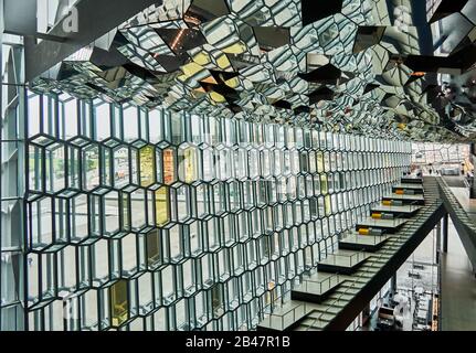 Europa, Islanda, Reykjavik, soffitto di vetro e muro nella sala concerti Harpa, architetto: Henning Larsen Architetti e Ólafur Foto Stock