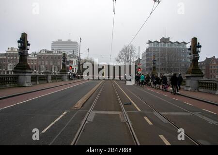 Open Hoge Sluis Bridge Amsterdam Paesi Bassi 2020 Foto Stock