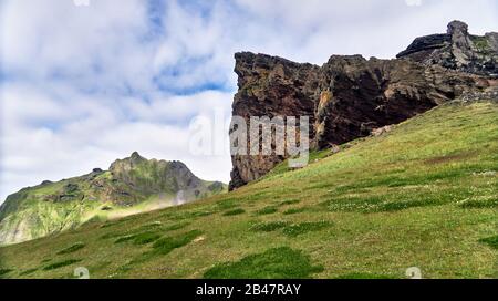 Europa, Islanda, nell'arcipelago di Vestmann, l'isola di Heimaey, il porto di Heimaey, Heimaey è la più grande isola dell'arcipelago di Vestmannaeyjar, nel gennaio 1973, il flusso di lava dal vicino vulcano Eldfell distrusse metà della città e minacciò di chiudere il suo porto Foto Stock