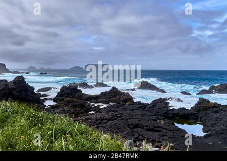 Europa, Islanda, Heimaey è la più grande isola dell'arcipelago di Vestmannaeyjar, nel gennaio 1973, il flusso di lava dal vicino vulcano Eldfell distrusse metà della città e minacciò di chiudere il suo porto Foto Stock