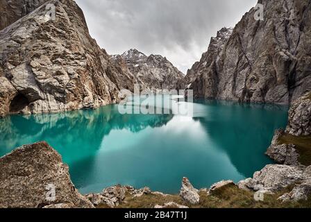 Bellissimo paesaggio del famoso lago di montagna Kel Suu. Situato vicino al confine cinese in Kirghizistan Foto Stock