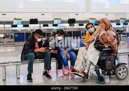 Hong Kong, Cina. 6th Mar, 2020. I membri della famiglia attendono presso la sala partenze all'Aeroporto Internazionale di Hong Kong in Cina. Mentre il Coronavirus (Covid-19) continua a diffondersi in tutto il mondo, molti paesi hanno inasprire le restrizioni di viaggio. Credito: Keith Tsuji/Zuma Wire/Alamy Live News Foto Stock