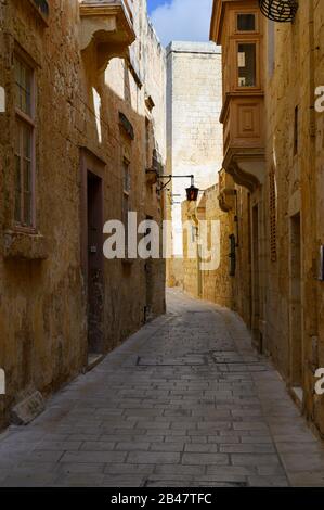 Strada nella città silenziosa di Mdina sull'isola di Malta. Mdina è la vecchia capitale di Malta. Foto Stock